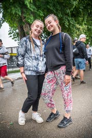 Justine und Lucie Meier finden ihre zwei Zöpfe cool und praktisch.