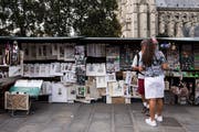 Bouquinist am Seineufer, im Hintergrund Notre Dame.Bild: (Bild: Etienne Laurent/EPA)