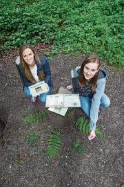 Die PH-Absolventinnen Samira Brun (links) und Patrizia Meyer haben in ihrer gemeinsamen Diplomarbeit Mathematik-Lernmaterialien entwickelt – für draussen. (Bild: Manuela Jans-Koch, Grosswangen, 6. Juli 2018)