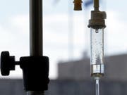 Weil er in tausenden Fällen Krepsmedikamente gepanscht haben soll, muss ein deutscher Apotheker für zwölf Jahre ins Gefängnis. (Bild: KEYSTONE/AP/GERRY BROOME)
