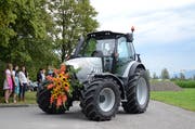 Die frischgebackenen Landwirte fuhren mit geschmückten Traktoren vor. (Bild: Jessica Nigg)