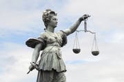 Bevor Justitia nicht über die Beschwerde befunden hat, ist in der Kathi-Frage kein Fortschritt zu erwarten. (Bild: Stefan Welz / Fotolia)