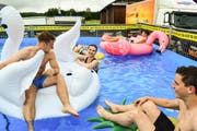 Eine Gruppe aus Süddeutschland sucht Abkühlung im Pool, aufblasbarer Flamingo und Schwan inklusive. (Bild: Samuel Koch)