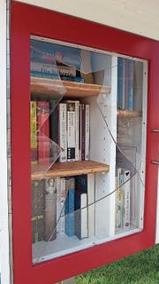 Die zerstörte Scheibe des Bücherhäuschens im Birkenwäldli. (Bild: PD)
