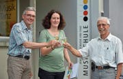 Musikschulleiter Andreas Schweizer stösst mit den Vereinspräsidenten Christina Schönholzer und Felix Weder auf die Zusammenarbeit an. (Bild: Mario Testa)