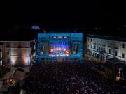 Nächsten Freitag startet in Locarno das Festival Moon&Stars, eines der malerischsten Musikfestivals der Schweiz. Sonderzüge bringen Fans auch mitten in der Nacht noch zurück in die Deutschschweiz, so dass der schmale Geldbeutel nicht durch Hotelkosten überstrapaziert wird. (Bild: Keystone/TI-PRESS/SAMUEL GOLAY)