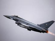Der Bund holt Offerten für neue Kampfjets ein. Der Eurofighter ist in der engeren Auswahl. (Bild: KEYSTONE/EPA/VALDA KALNINA)