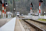 Die Frauenfeld-Wil-Bahn fährt in Lüdem ein. Das Bundesamt für Verkehr ortet Verbesserungspotenzial bei den Haltestellen (Bild: Donato Caspari, 24. März 2017)