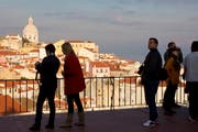 Touristen geniessen die Aussicht auf Lissabon. (Bild: Alessandro Della Bella/KEYSTONE)