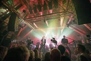 Züri West – diese Band ist Kommerz. Oder doch Kunst? Die Schüür müsste dies künftig klar trennen, um teilweise steuerbefreit zu werden. (Bild: Roger Grütter (Luzern, 16. Oktober 2017))