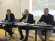 Gemeindepräsident Daniel Gasser, Gemeindegeschäftsführer Alex Mathis und Gemeinderat Hans Peter Bienz (von links) an der Medienkonferenz vom Freitag. (Bild: Lucien Rahm (Ebikon, 6. Juli 2018))