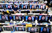 Fernsehbildschirme zeigen ein Bild des Sektenführers Shoko Asahara. Bild: AP (Urayasu, 6. Juli 2018)