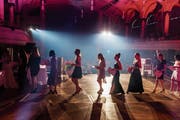 Die Maturandinnen und Maturanden nehmen in der voll besetzten Tonhalle ihr Diplom entgegen. (Bild: Michel Canonica)