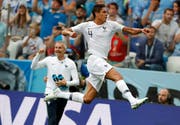 Raphael Varane jubelt nach seinem Tor zum 1:0 für Frankreich. (Bild: AP Photo/Ricardo Mazalan, Nizhny Novgorod, 6. Juli 2018)