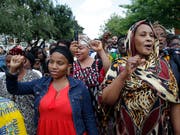 Sie zeigen die Faust: Rund tausend Frauen und Männer protestieren am Donnerstag in Nantes (F) gegen Polizeigewalt. (Bild: KEYSTONE/AP/MICHEL EULER)