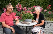 Bernhard und Vreni Bühler in ihrem preisgekrönten Rosengarten in Hauptwil. (Bild: Yvonne Aldrovandi-Schläpfer)