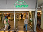   The German giant department store Kaufhof could ally with his rival Karstadt. Their owners are in discussions about a merger. (Photo: KEYSTONE / AP / MARTIN MEISSNER) 