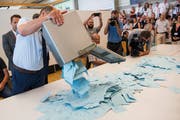 In den Urnenbüros läuft nicht immer alles reibungslos: (KEYSTONE/Jean-Christophe Bott)