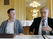 Stephan Märki - hier 2015 neben dem mittlerweile verstorbenen Berner Stadtpräsidenten Alexander Tschäppät - gibt sein Amt als Intendant von Konzert Theater Bern (KTB) ab. (Bild: Keystone/PETER KLAUNZER)
