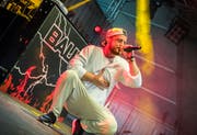 Der deutsche Musiker Bausa gibt auf der Bühne seine Rap-Skills zum besten. (Bild: Andrea Stalder)