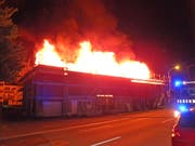 Beim Brand eines unbewohnten Mehrfamilienhauses in Uttwil TG ist in der Nacht auf Freitag, 6. Juli, grosser Sachschaden entstanden. Das Gebäude befand sich im Umbau (Bild: Kantonspolizei Thurgau)