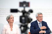 Stephan Netzle, Präsident der Eidgenössischen Kommunikationskommission ComCom, und Vizepräsidentin Adrienne Corboud Fumagalli äussern sich an der Medienkonferenz zur Eröffnung der Ausschreibung der Mobilfrequenzen für 5G. (Bild: Peter Schneider/Keystone (Bern, 6. Juli 2018((