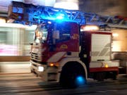 Die Feuerwehr im süddeutschen Singen musste am Freitagabend zu einem Brand in einer Abfallsortieranlage ausrücken. (Bild: KEYSTONE/MARTIAL TREZZINI)