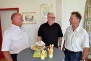 Nach dem Abschiedsgottesdienst ist vor dem Apéro: Martin Dönni, Kirchgemeindepräsident von Evangelisch Dussnang, Pfarrer Walter Oberkircher und Christian Feuz, Kirchgemeindepräsident von Evangelisch Bichelsee.