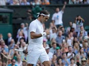 Souverän in die nächste Runde: Roger Federer liess auf dem Centre Court in Wimbledon nichts anbrennen (Bild: KEYSTONE/AP/BEN CURTIS)