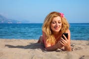 In den Ferien im Internet surfen ohne horrende finanzielle Folgen: Die einst gefürchtete Roamingfalle ist keine mehr. (Bild: fotolia/Maxim Malevich)