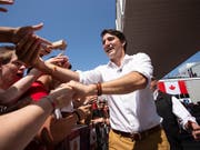 Der kanadische Premierminister Justin Trudeau begrüsst Anhänger am Canada Day in Leamington in der Provinz Ontario. (Bild: KEYSTONE/AP The Canadian Press/GEOFF ROBINS)