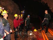 Bei der Rettungsaktion für die in einer Höhle in Thailand eingeschlossenen Jugendlichen ist am Freitag ein ehemaliger Angehöriger einer militärischen Spezialeinheit ums Leben gekommen. In der Höhle soll eine Sauerstoffleitung verlegt werden, damit die Gruppe mehr Luft zum Atmen erhält. (Bild: KEYSTONE/EPA THAI NAVY SEAL/THAI NAVY SEAL HANDOUT)