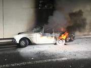 Der Oldtimer fing plötzlich Feuer und brannte komplett aus. (Bild: Kapo GR)