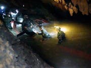 Retter in der Höhle Tham Luang-Khun Nam Nang Non im Norden Thailands. (Bild: KEYSTONE/AP Tham Luang Rescue Operation Center)