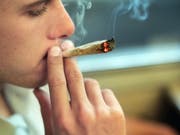 Jugendliche in der Schweiz werden am häufigsten wegen Drogenkonsums verurteilt - mit steigender Tendenz. (Bild: KEYSTONE/MARTIN RUETSCHI)