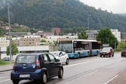 Fahrzeug des Busbetriebs Lichtensteig-Wattwil-Ebnat-Kappel an der Haltestelle Rietwis. (Bild: Martin Knoepfel)