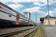 Der Bahnhof Steinhausen wird im Sommer komplett umgebaut und deswegen einen Monat gesperrt. (Bild: Maria Schmid (10. April 2018))