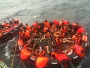 Nach dem Schiffsunglück vor der thailändischen Ferieninsel Phuket wurden mehrere Passagiere aus dem Wasser gerettet. (Bild: KEYSTONE/EPA ROYAL THAI NAVY/ROYAL THAI NAVY / HANDOUT HANDOUT)
