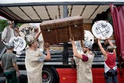 Packen für’s zweiwöchige Lager: die Hünen der Jungwacht Alpnach. (Bild: Corinne Glanzmann (Alpnach, 6. Juli 2018))