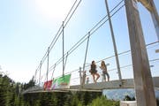 Die 374 Meter lange Fussgänger-Hängebrücke auf Sattel-Hochstuckli ist ein Besuchermagnet. (Manuela Jans-Koch, 8. Juli 2010)