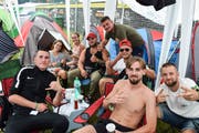 Laia (links) zeltet mit ihren Freunden direkt hinter der Grillstelle. (Bild: Samuel Koch)