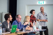 Sie helfen bei der Suche nach einem neuen Vorstand für den Südpol: Irina Lorez und Manuel Kühne (stehend) anlässlich der Mitgliederversammlung. (Bild: Pius Amrein (Kriens, 5. Juli 2018))