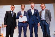 Die drei Lernenden Fabian Bienz, Benjamin Zuber, Adrian Lackner zusammen mit Prof. Urs Rieder, Vizedirektor und Leiter Bereich Ausbildung der Hochschule Luzern (v.l.n.r.). (Bild: PD)