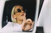 Loredana – natürlich mit Sonnenbrille. (Bild: Youtube)