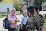 Landamann Paul Signer (links) und Fredi Indermauer im Gespräch mit Mitgliedern der Panzersappeurbataillon 11. (Bild: PD)