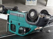 Die Linkskurve nicht gekriegt hat dieser Lieferwagen in Ebikon. (Bild: Luzerner Polizei)
