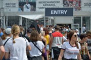 Vor dem Snipes-und Merchandise-Shop bildet sich eine lange Warteschlange. (Bild: Mario Testa)