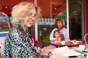 Doris Haudenschild erzählt dem Publikum Märchen. (Bild: Rita Kohn)
