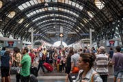 Milano Centrale: Schwierig, das richtige Gleis zu finden. (Bild: Christian Beutler/KEYSTONE)