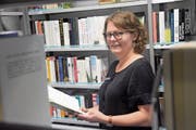 Karin Sutter leitet die Bibliothek Teufen, in der sich über 1 (Bild: Bruno Eisenhut)